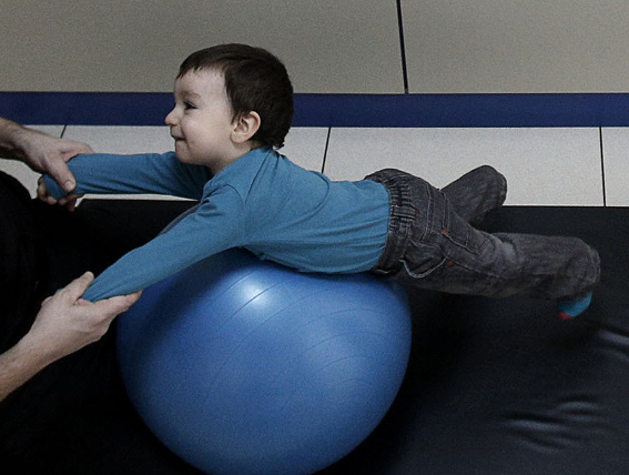 La fisioterapia neurológica se convierte para los niños casi en un juego.