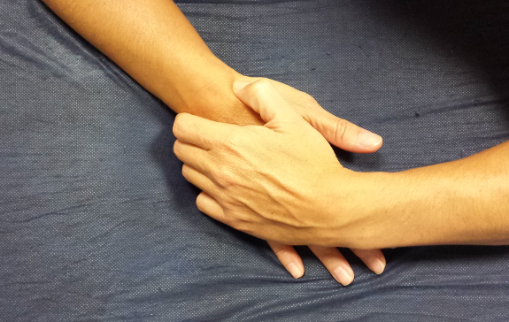 El entumecimiento de las manos es común en pacientes con esclerosis.