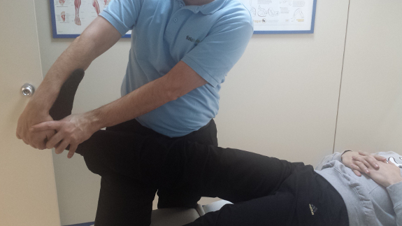La acción de los masajes fisioterapéuticos ayuda a paliar los dolores de la esclerosis.